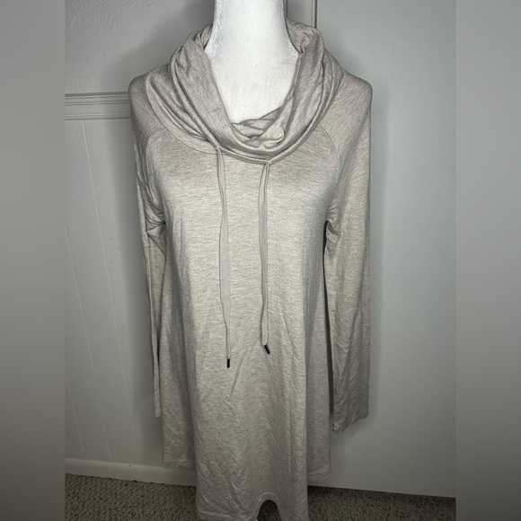 Chelsea & Theodore Tops - Chelsea & Theodore Light Gray Cowl neck Top size M